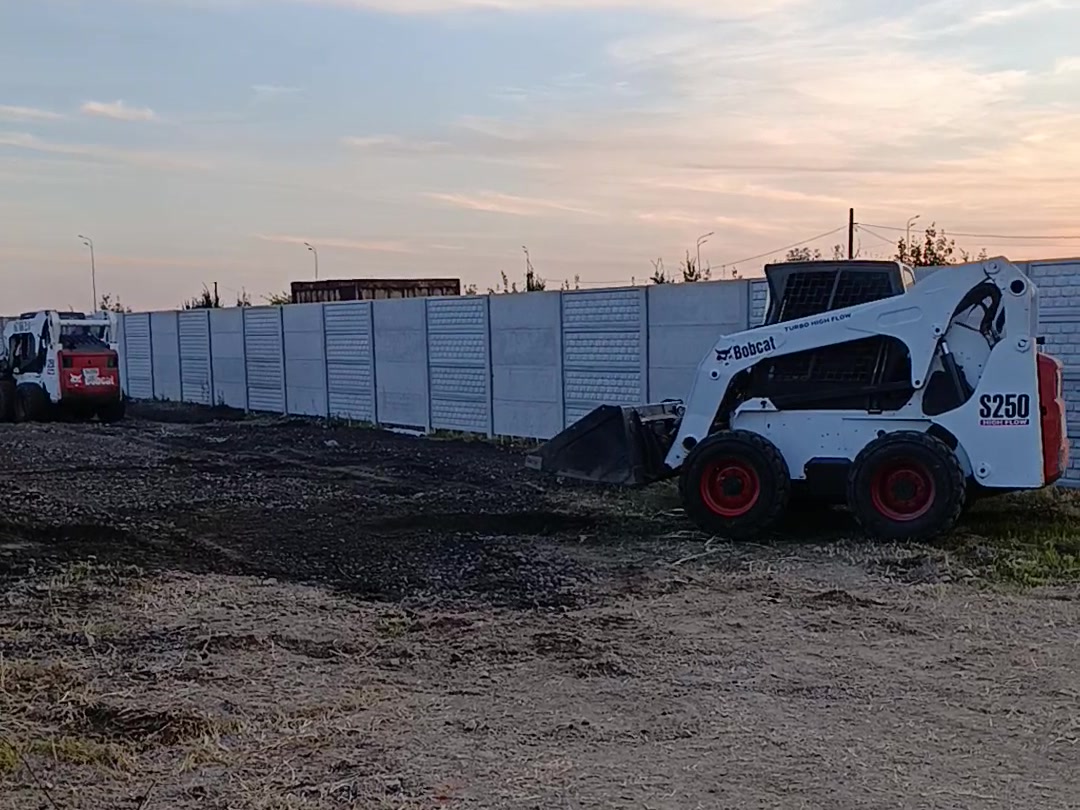 Два бобкети Bobcat S250 Процков Буд на ділянці під Вінницею